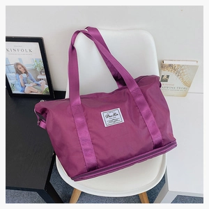 Detailansicht der lila Reisetasche mit separatem Schuhfach für Sport und Fitness
