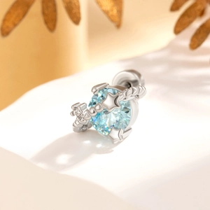 Orecchino a perno pianeta in argento con zircone blu e design a stella orbitale