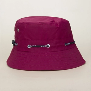 Détail d'un bob bordeaux avec œillets métalliques et cordon de serrage Sport réglable
