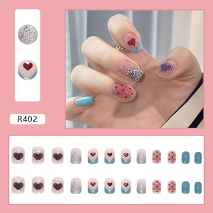 Unghie finte riutilizzabili corte con motivi a cuore rossi e sfumature glitter R402