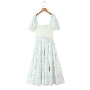 Robe fleurie style français avec manches bouffantes, col carré et jupe à plusieurs niveaux