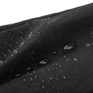 Macro-opname van waterdicht oxford-materiaal met waterdruppels op het zwarte oppervlak