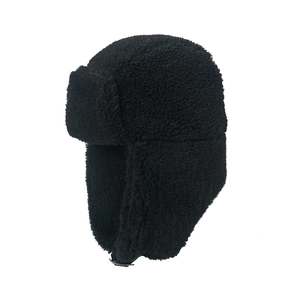 Dettaglio del cappello aviatore nero in lana d'agnello con fibbia regolabile e paraorecchie