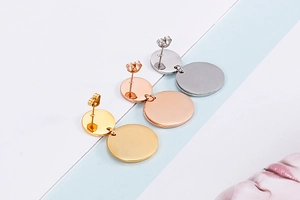 Minimalistische runde Scheibenohrringe in Gold, Silber und Roségold im Detail