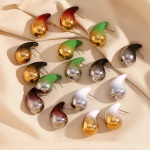 Vue détaillée de boucles d'oreilles tendance en forme de goutte au fini dégradé