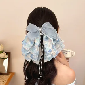 Pince à cheveux élégante avec nœud floral bleu clair et longs glands en perles pour femmes