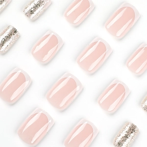 Unghie finte corte squadrate rosa jelly con french bianco e glitter argento scintillanti