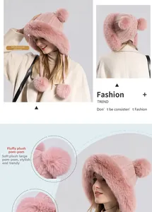 Detail der rosa Strickmütze mit dickem Kunstpelzfutter und großen dekorativen Bommeln
