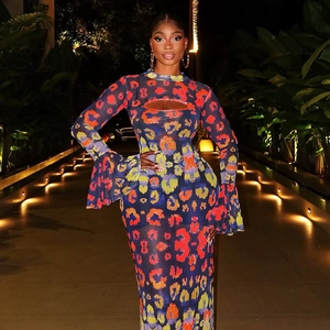 Robe longue moulante imprimée avec découpe à la poitrine et manches évasées