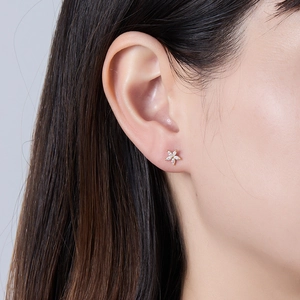 Detailed close-up of 925 silver petal stud earring with sparkling white zircon crystals