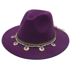 Dettaglio cappello fedora viola con fascia intrecciata e pendenti in pietra blu