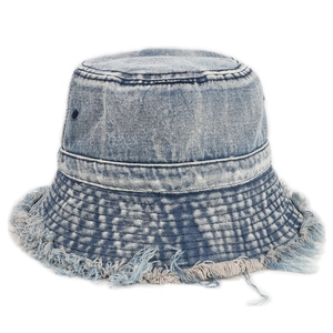 Cappello da pescatore in denim lavato azzurro con bordi sfilacciati in stile vintage