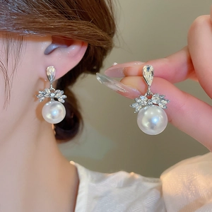 Détails des boucles d'oreilles perles gouttes avec motifs papillons en zircons