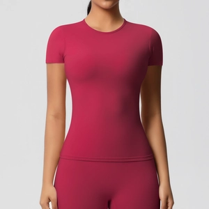 Gros plan du haut de yoga rose foncé ajusté montrant le tissu élastique et les coutures