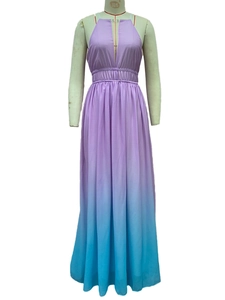Détail de la robe longue en mousseline dégradé violet-bleu avec décolleté en V et taille haute
