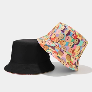 Dettaglio del cappello a secchiello reversibile con nero a tinta unita e motivi a fumetti