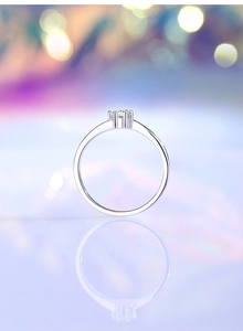 Vista laterale dell'anello in moissanite 0,3ct a sei punte in argento 925 lucido e fine