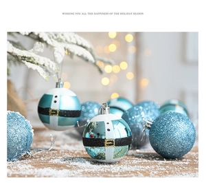 Gros plan de boules de Noël bleues pailletées sur une surface en bois enneigée