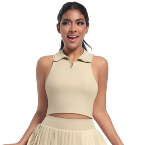Vue de face d'un ensemble beige crop top polo sans manches et jupe plissée