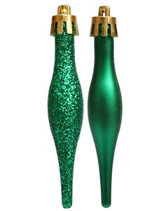 Détail de suspensions de Noël en forme de stalactite verte mate et pailletée