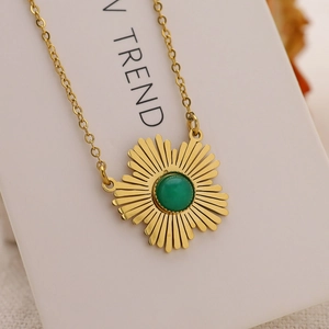 18K Goldkette mit Sonnenblumen-Anhänger und einem grünen Naturstein in der Mitte