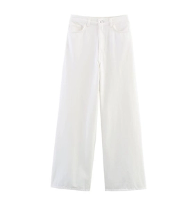 Détail du pantalon large en denim blanc à taille haute avec texture et poches