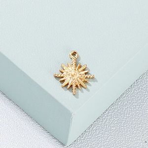 Pendentif étoile minimaliste en acier inoxydable doré avec texture soleil rayonnant