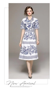 Détail d'une robe mi-longue fleurie avec col chemise et taille ajustée pour femme