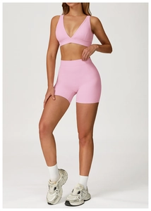 Détail du soutien-gorge de sport rose à col en V et du short de yoga sans couture taille haute