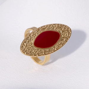 Bague vintage française en acier inoxydable doré avec émail rouge et texture martelée