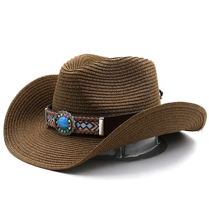 Détail du chapeau de cowboy en paille avec bande brodée ethnique et ornement turquoise
