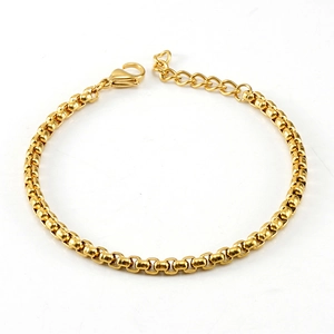 Detail of 18K gold-plated stainless steel chain bracelet with lobster clasp and extender
