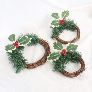 Set de trois mini couronnes de Noël avec aiguilles de pin et baies rouges sur vigne