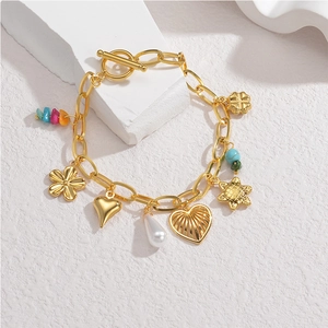 Bracelet en acier inoxydable plaqué or 18 carats avec breloques et fermoir OT