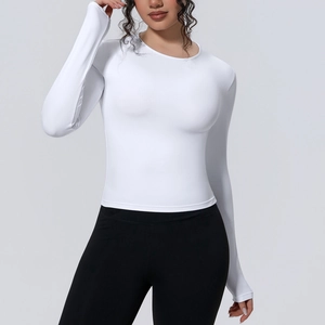 Détail du haut de yoga blanc à manches longues ajusté en tissu respirant et doux