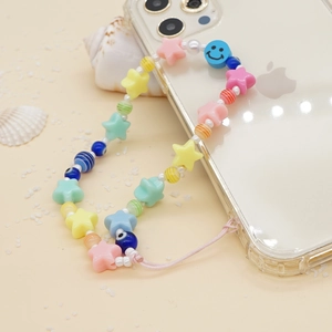 Lanière de téléphone à perles Y2K avec étoiles et œil grec sur fond de plage de sable