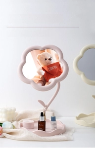 Détail du miroir de maquillage tournesol avec plateau de rangement rose et beige