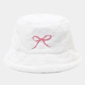 Détail d'un bob en peluche blanche avec texture fausse fourrure et broderie nœud rose