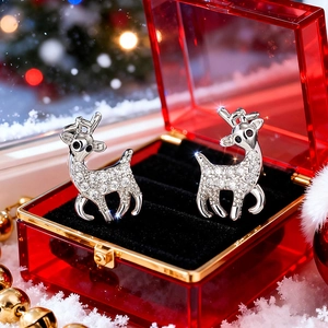 Macro di orecchini a forma di renna in argento con cristalli in una confezione regalo rossa