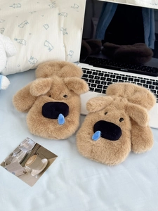 Détail de gants en peluche marron chien Westie avec langue bleue et texture douce