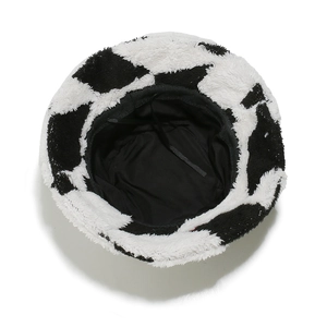 Détail du chapeau bob pelucheux à motif vache avec doublure intérieure chaude