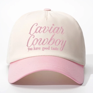 Détail de broderie Caviar Cowboy sur casquette en coton beige et rose contrasté