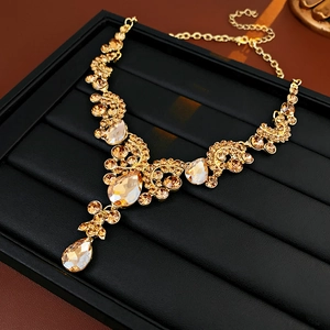 Dettaglio della collana a goccia francese con cristalli color champagne su un vassoio