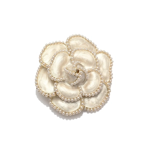 Broche camélia blanc crème élégante avec bordure en perles pour vestes vintage
