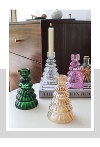 Dettaglio dei portacandele in vetro a forma di albero di Natale in verde ambra e rosa
