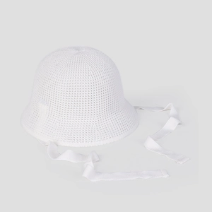 Détail d'un chapeau cloche au crochet blanc avec longs rubans et texture ajourée