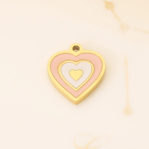 Vue détaillée des pendentifs cœur plaqués or 18 carats avec finition émail coloré