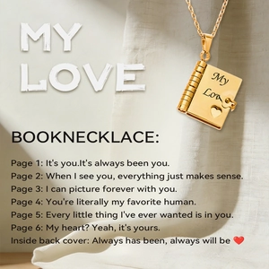 Dettaglio del ciondolo a libro in oro con incisione My Love e citazioni interne
