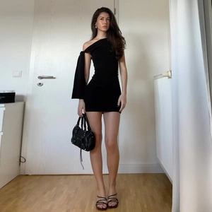 Robe courte moulante noire à une épaule sans manches avec détails découpés pour femme