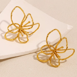 Dettaglio degli orecchini a fiore traforati placcati in oro 18K su una base in pietra